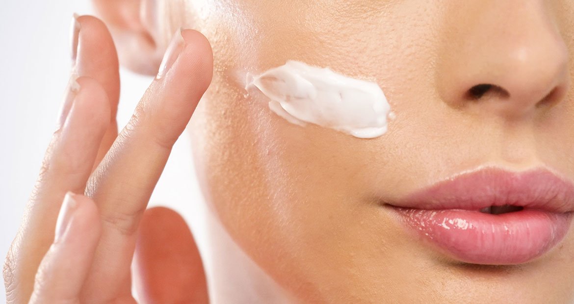 Mulher Passando Produto Em Seu Rosto